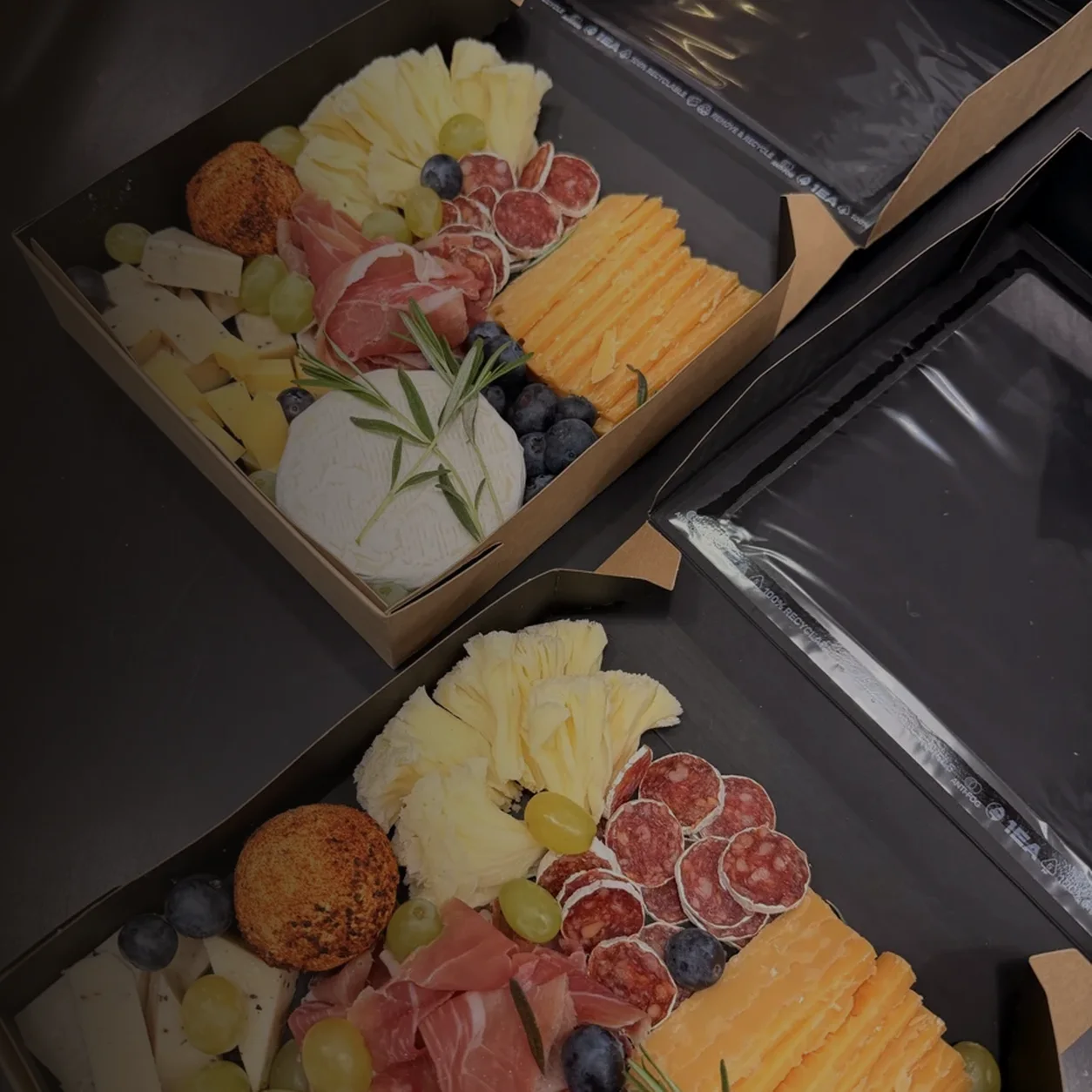 Боксы с сырной и мясной нарезкой: хамон, салями, сыры, виноград и голубика — фото из магазина