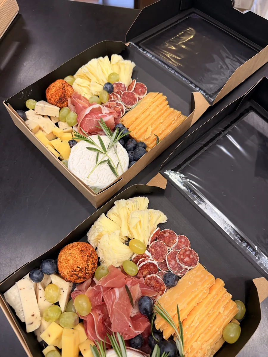 Сырно-мясная нарезка в крафтовых боксах: хамон, салями, чеддер, бри, виноград и голубика