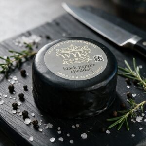 Сыр Чеддер с черным перцем Wyke Farms