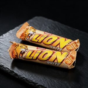 Хрустящий батончик LION в белом шоколаде с карамелью